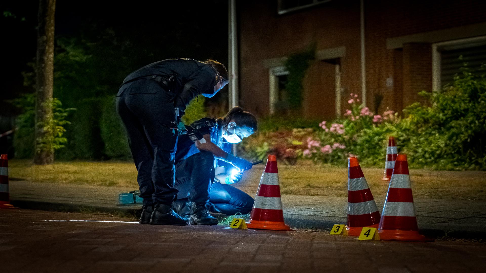 Op straat zouden tien kogelhulzen zijn gevonden.