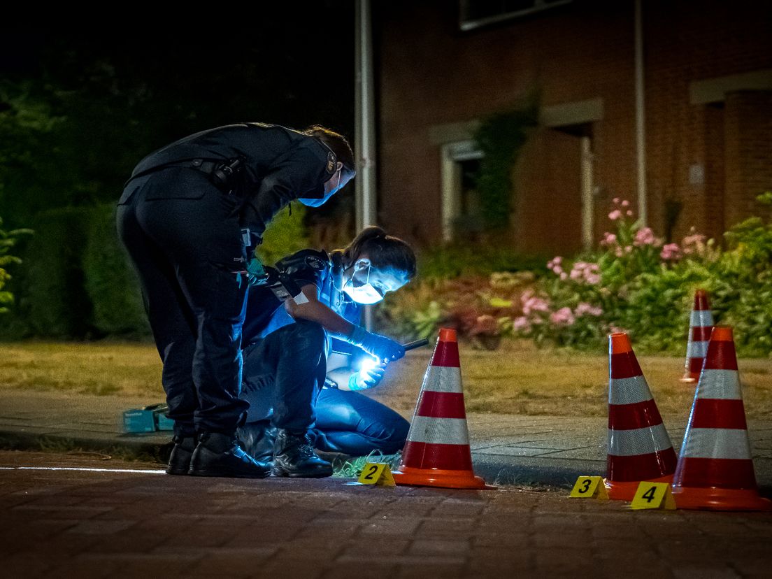 Op straat zouden tien kogelhulzen zijn gevonden.