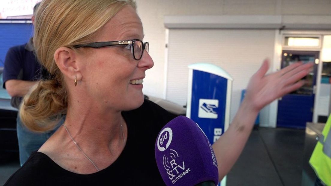 Deze mevrouw kijkt vol verwachting naar het eindbedrag.