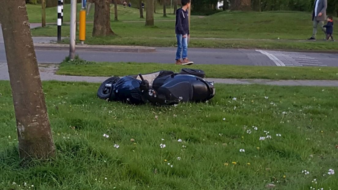 Scooter geschept door auto in Hengelo