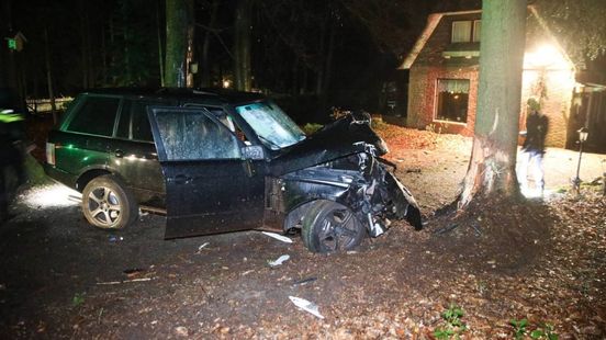 Auto rijdt tegen boom; inzittenden naar het ziekenhuis