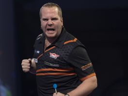 Sensationele comeback op WK darts: Van Duijvenbode naar de volgende ronde