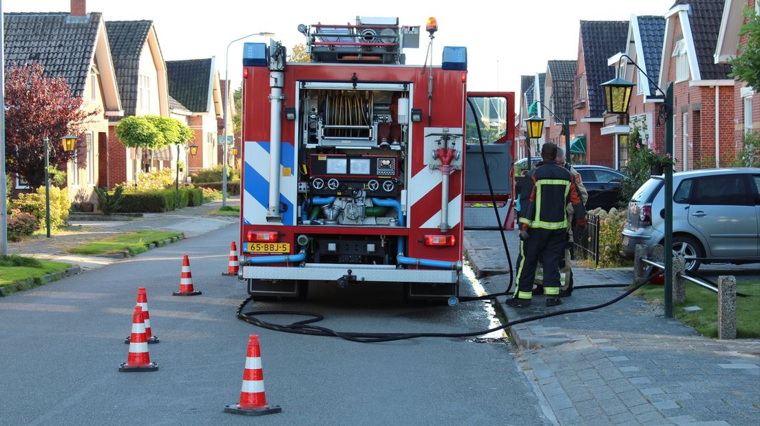 Brandweer ter plaatse om de brand te blussen