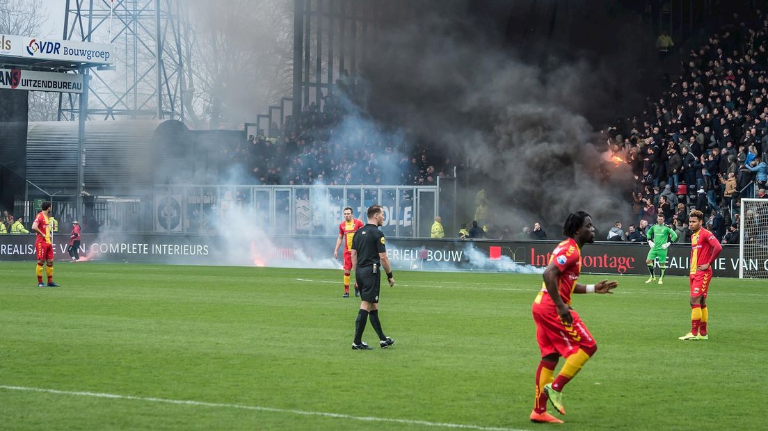 Vuurwerk op het veld tijdens de IJsselderby