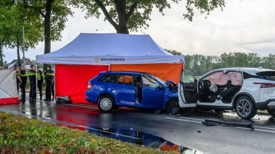 Dode bij botsing autos, tweede bestuurder zwaargewond. Dode bij botsing autos, tweede bestuurder zwaargewond.