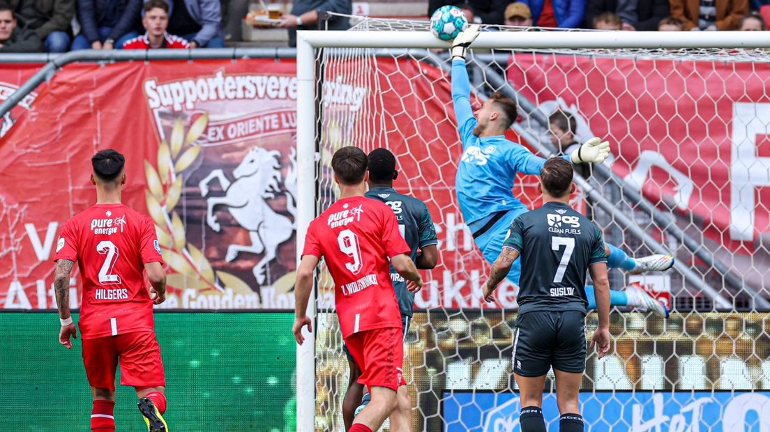 Leeuwenburgh, hier stijlvol in actie tegen FC Twente, vervangt opnieuw Verrips.