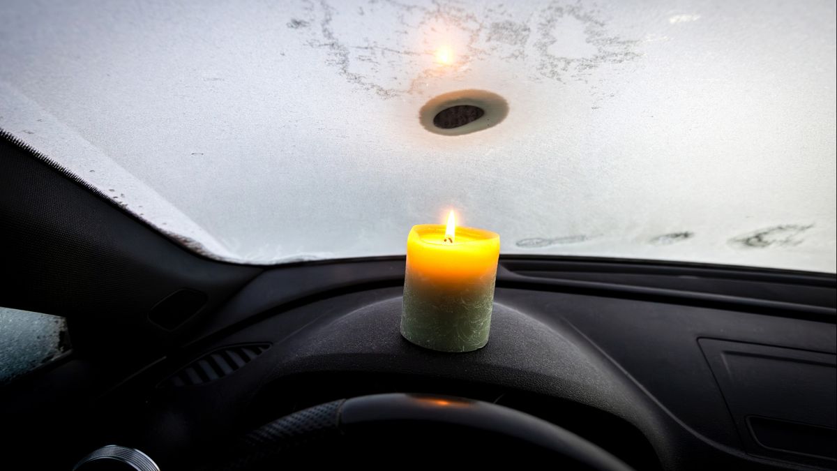 Automobilist probeert ruiten te ontdooien met brandende kaarsen