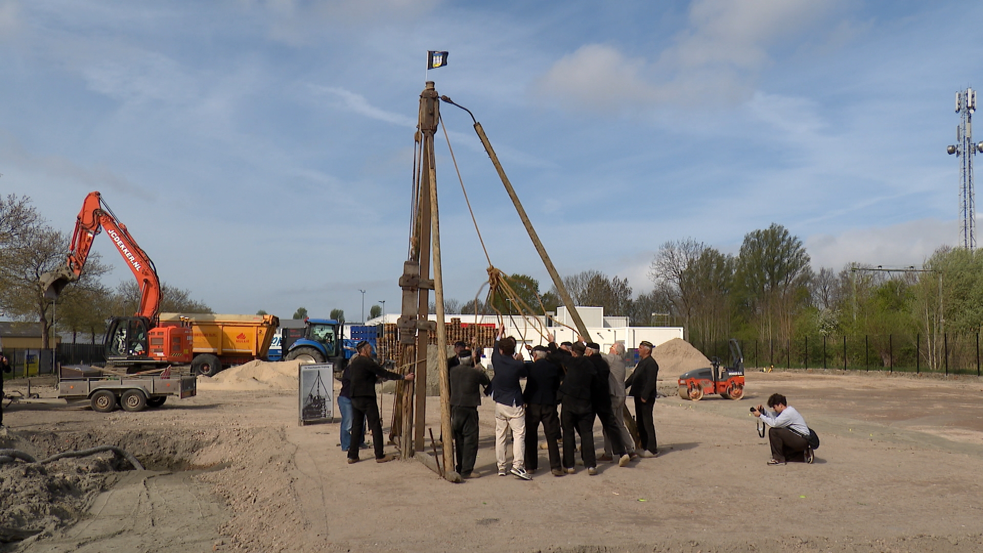 'Mooi moment'; Bliek slaat eerste paal voor nieuwe bakkerij na de grote brand