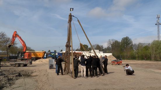 'Mooi moment'; Bliek slaat eerste paal voor nieuwe bakkerij na de grote brand Nieuws