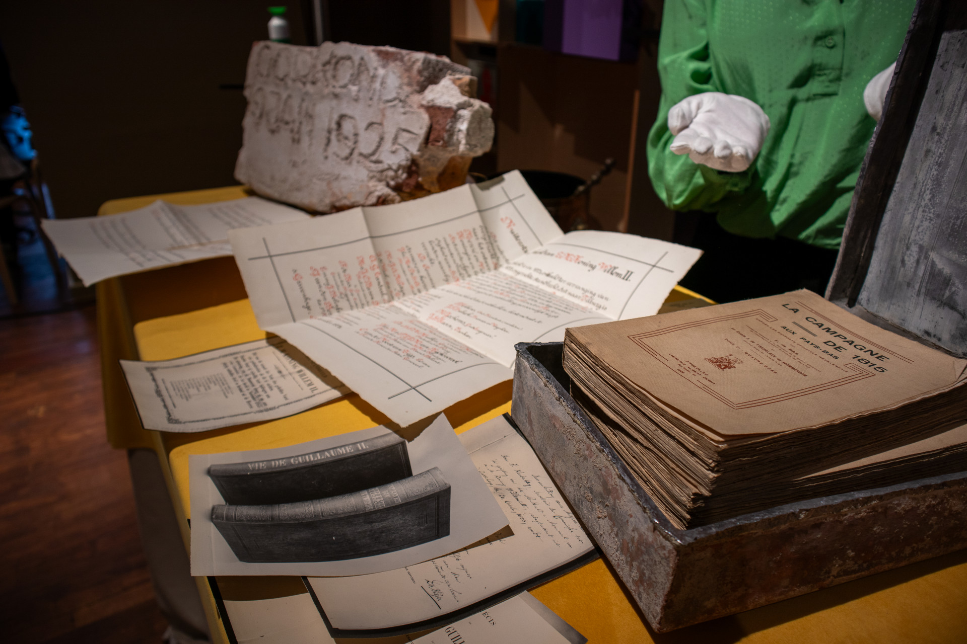 Verborgen tijdcapsule geeft geheimen prijs: oorkondes, een boek en een lofzang op toenmalige koning