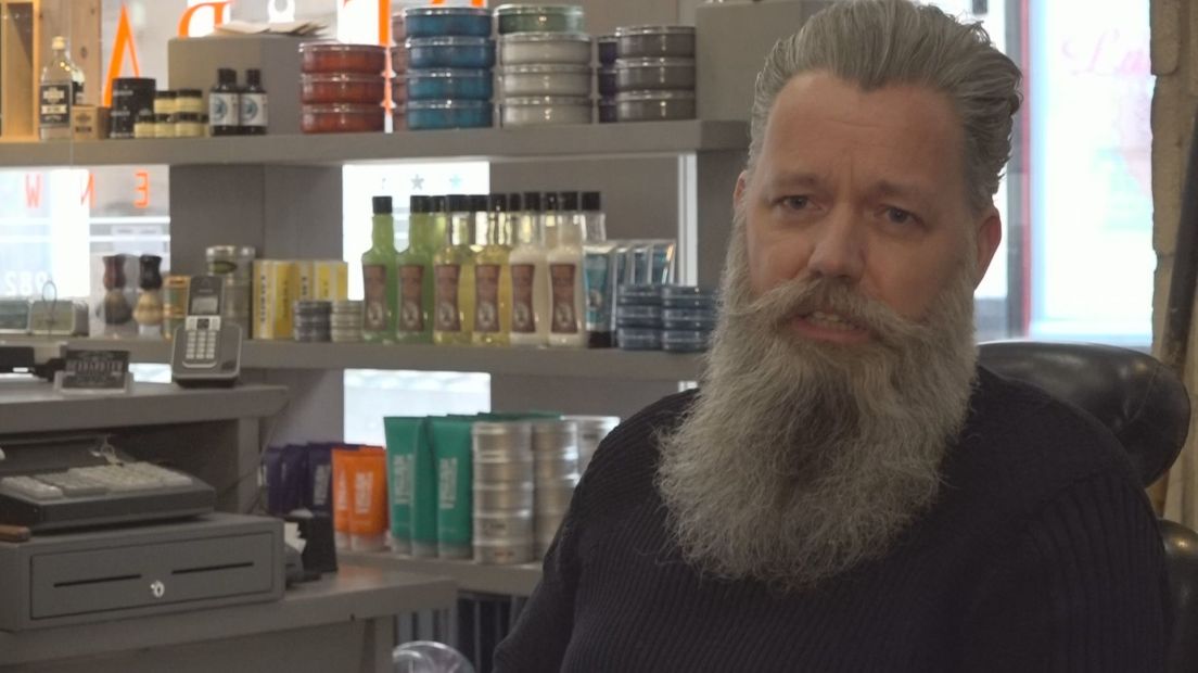 Barbier Albert Bos in een lege kapperszaak