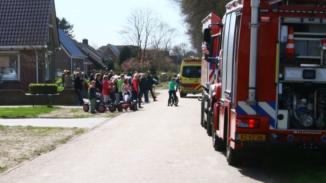 Omwonenden kijken toe (Rechten: Herman  van Oost/Van Oost Media)