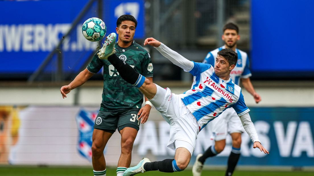 FC Groningen-speler Oratmangoen ziet Pelle van Amersfoort een hoogstandje uithalen