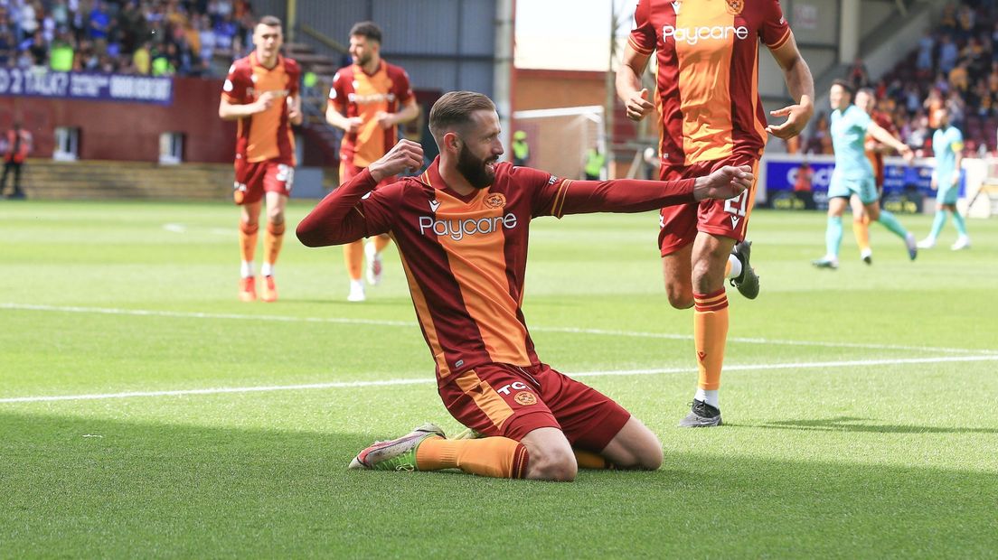 Kevin van Veen bij het vieren van een doelpunt