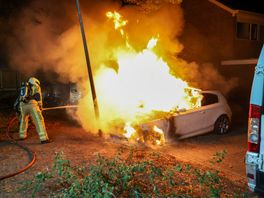 Geparkeerde auto gaat in vlammen op in Beilen