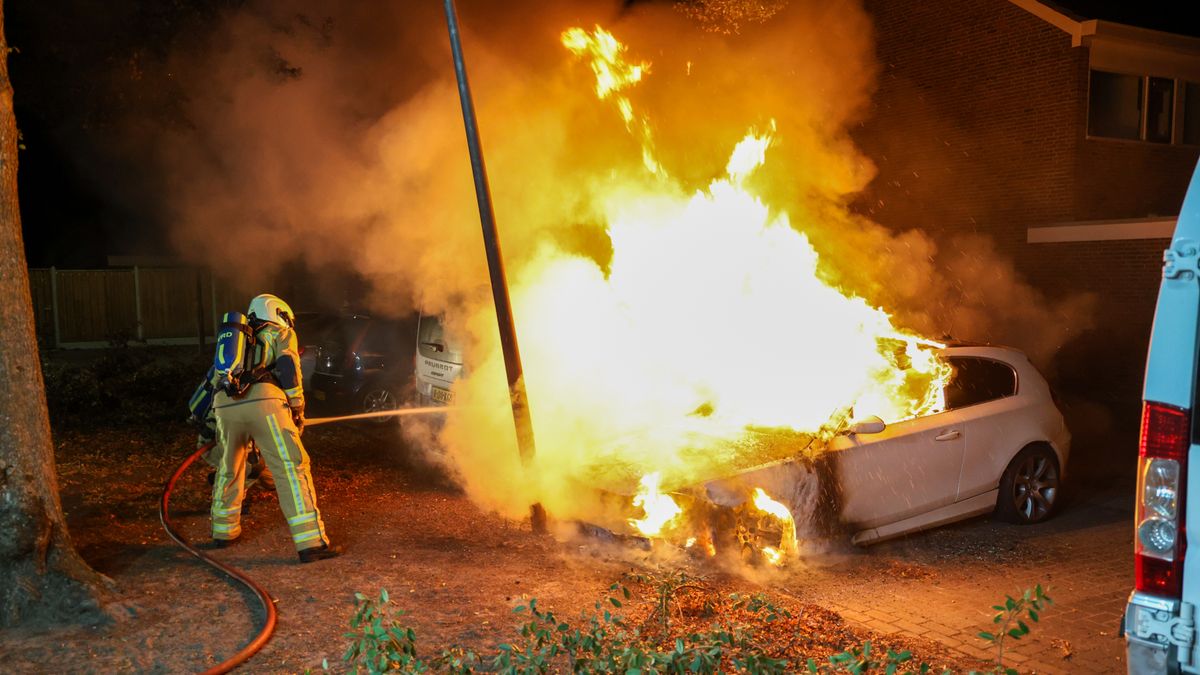 Geparkeerde auto gaat in vlammen op in Beilen