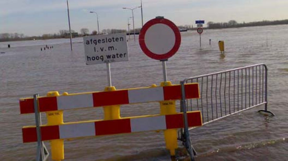 Hoogwater: Waalkade Tiel afgesloten