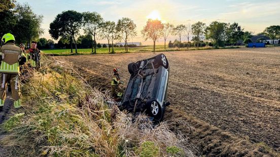 Auto ondersteboven in de sloot