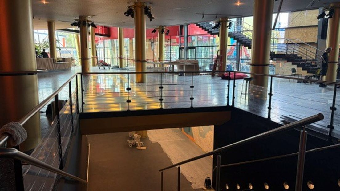 De foyer is veel groter in de vernieuwde Harmonie