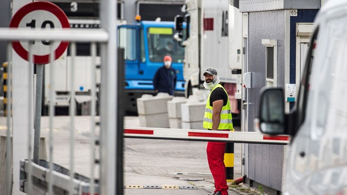 Medewerkers gaan met de bus naar het werk.