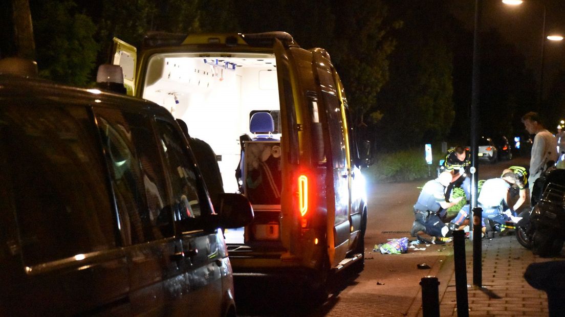 Hulpdiensten zijn bezig met het slachtoffer