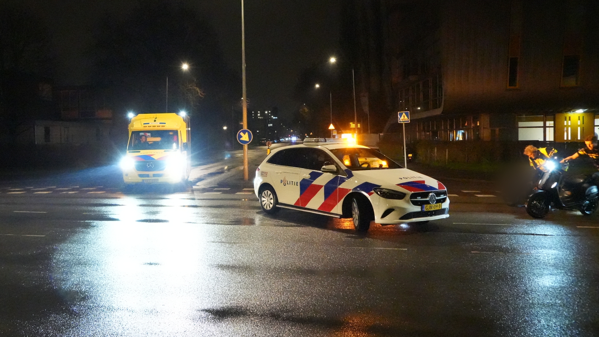112-nieuws vrijdag 3 maart: Twee botsingen met auto en scooter in Stad • Rokende pelletkachel bij HempFlax