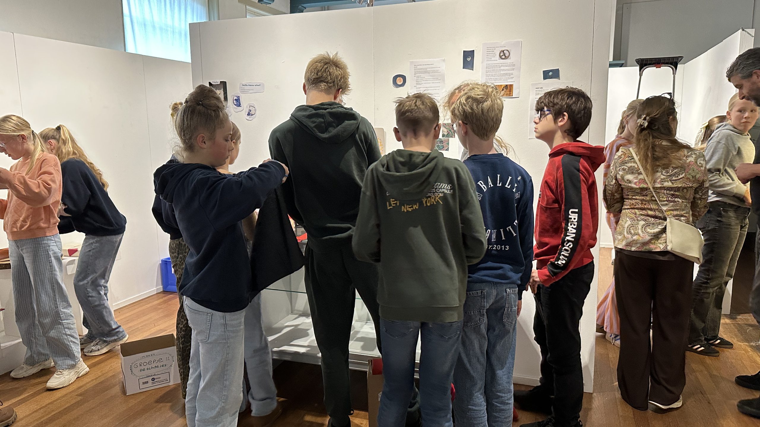 Learlingen fine iuwenâld guod yn de grûn en meie dat útstalle yn museum