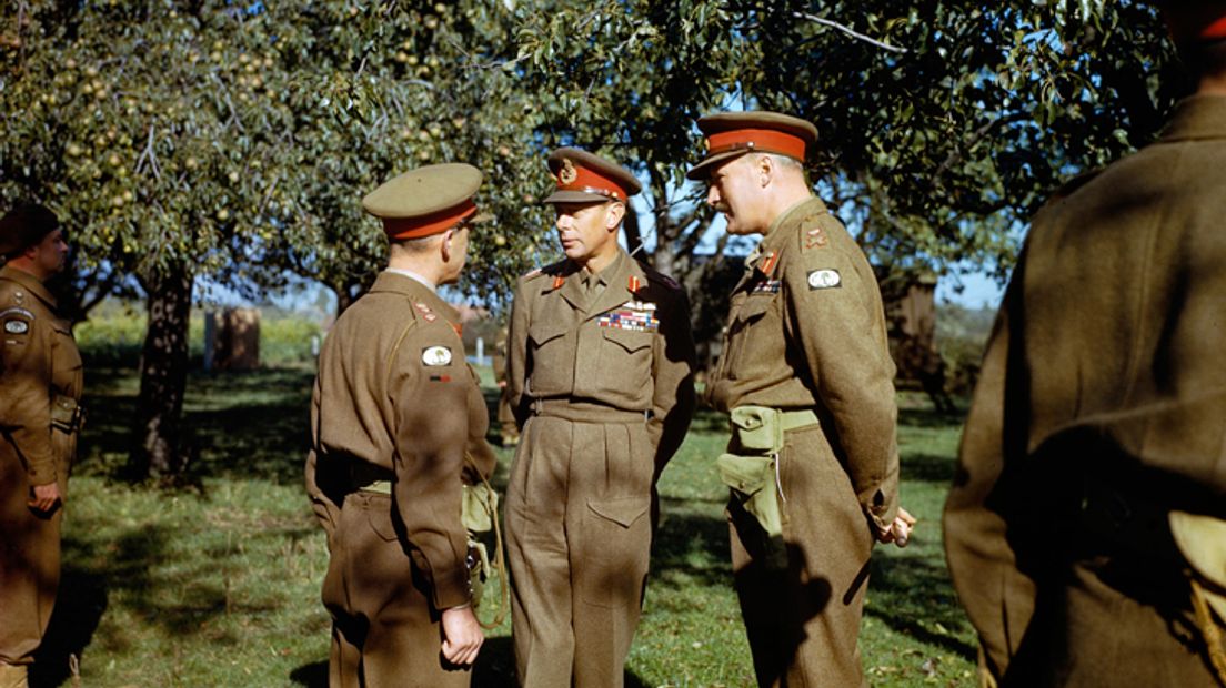 Om het moreel van de Britse soldaten een oppepper te geven brengt koning George VI half oktober 1944 een geheim bezoek aan zijn troepen in Frankrijk, België en het bevrijde deel van Nederland. In de buurt van Nijmegen voert hij ook gesprekken met veldmaarschalk Montgomery. Op 16 oktober 1944 maakt Radio Oranje het bezoek van de Britse koning aan bevrijd Nederland bekend.