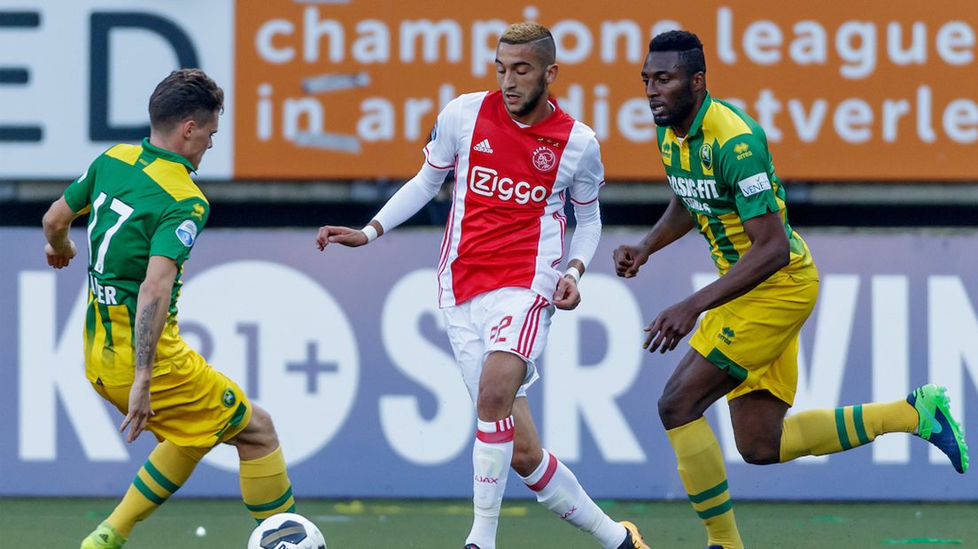 Ajax-speler Hakim Ziyech passeert ADO-middenvelder Danny Bakker