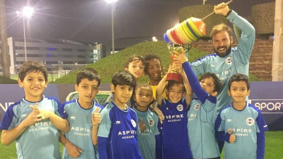 Ruesink poseert in Doha met jonge voetbaltalentjes