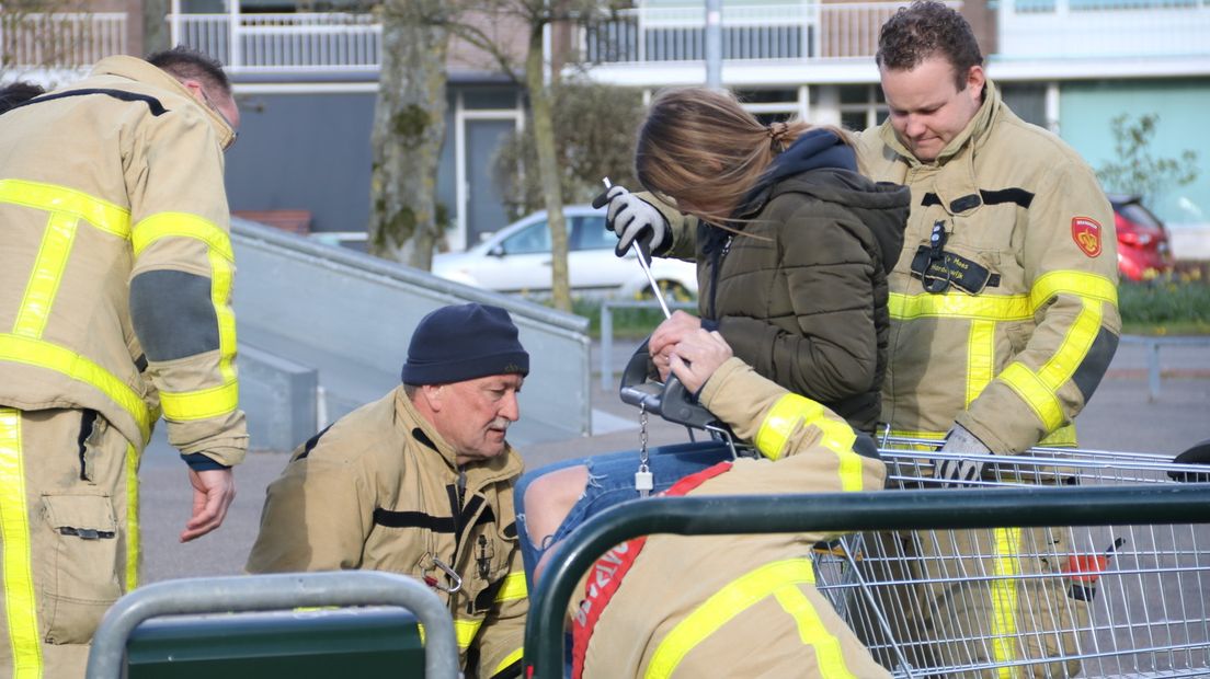 De brandweer in Harderwijk moest woensdag uitrukken voor een wel heel bijzondere melding: Een jongedame zat vast in een zitje van een winkelwagentje.