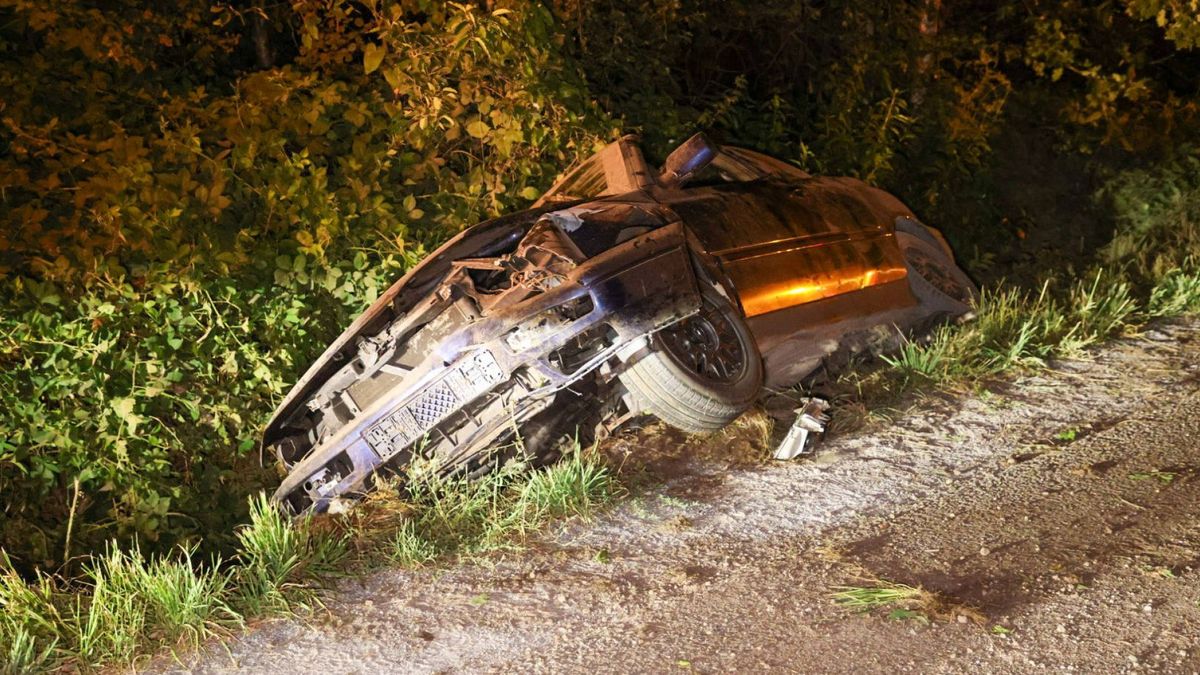 Voorbijganger vindt cabrio in sloot: bestuurder verdwenen