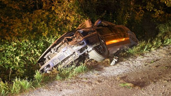 Voorbijganger vindt cabrio in sloot: bestuurder verdwenen