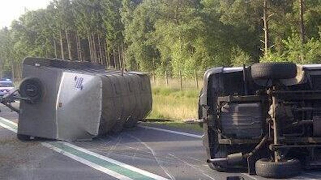 N36 auto met paardentrailer gekanteld