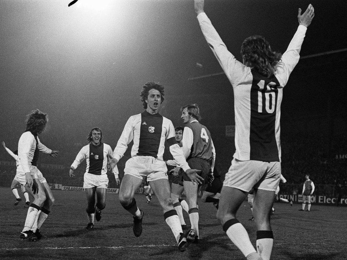 Johan Cruijff en Johnny Rep (nummer 16) vieren een goal voor Ajax, Joop van Daele (nummer 4) baalt