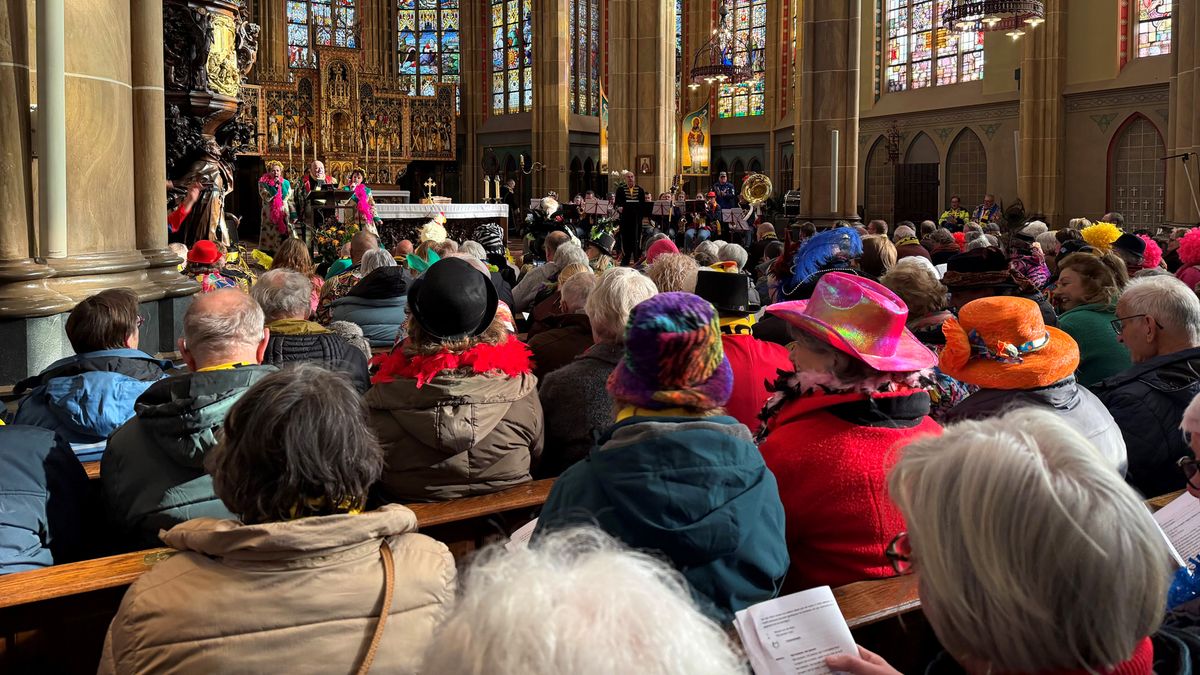 De carnavalsmis in Apestad wordt druk bezocht: 'Het is een kleurrijk en vrolijk geheel'
