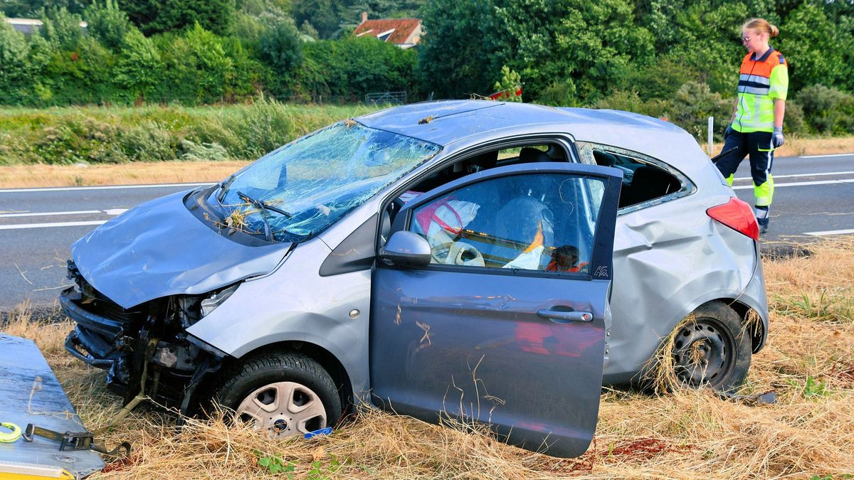 Auto over de kop op N57, een persoon gewond