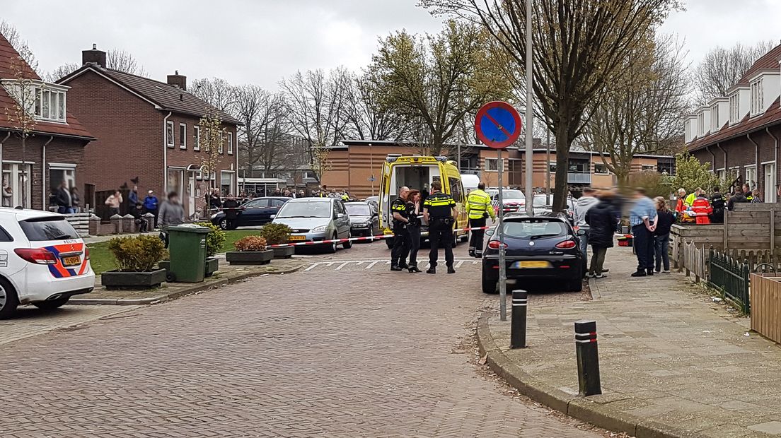 De politie deed onderzoek in de Albert Steenbergenstraat in Hoogeveen (Rechten: Persbureau Meter)