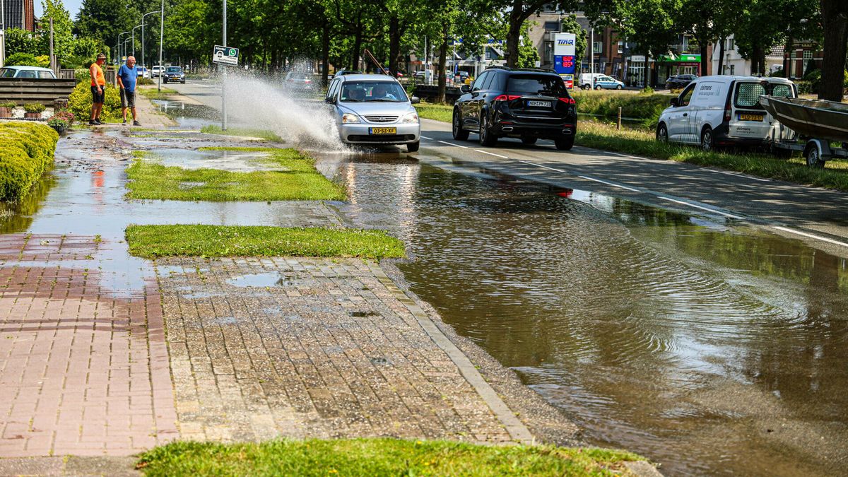 Niet het onweer, maar een geknapte waterleiding zorgt voor ondergelopen straat in Klazienaveen
