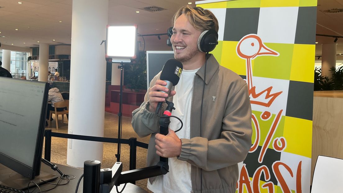 Zanger Snelle in de studio bij Den Haag FM