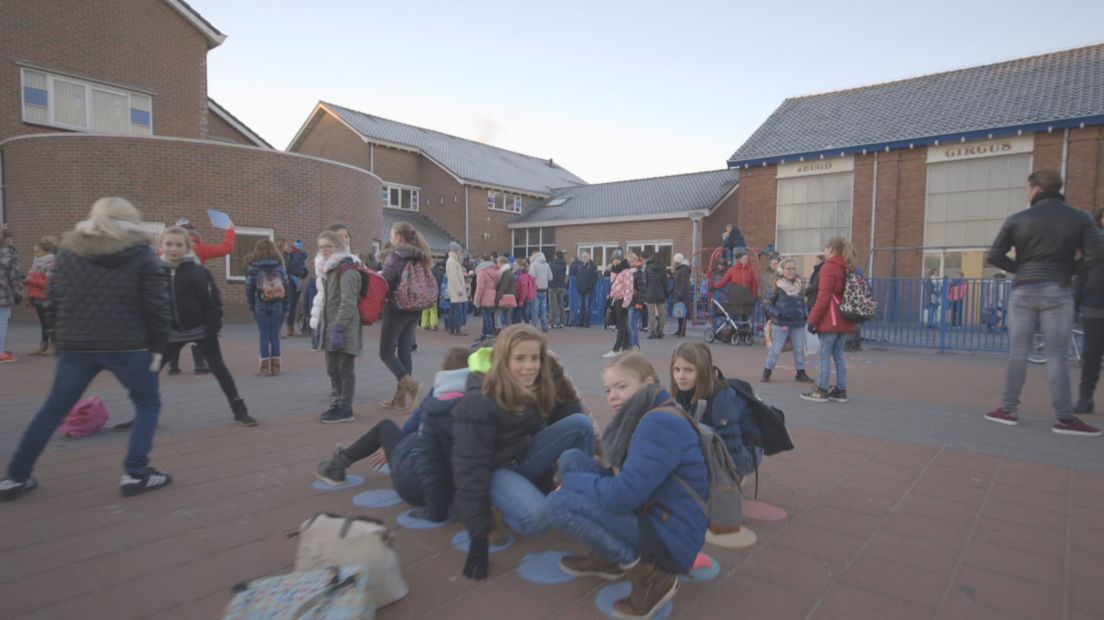 Goese basisschoolleerlingen staan stil (video)