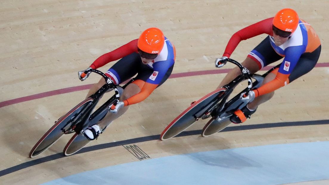 Laurine van Riessen (l) en Elis Ligtlee op de Team Sprint op de Olympische Spelen.