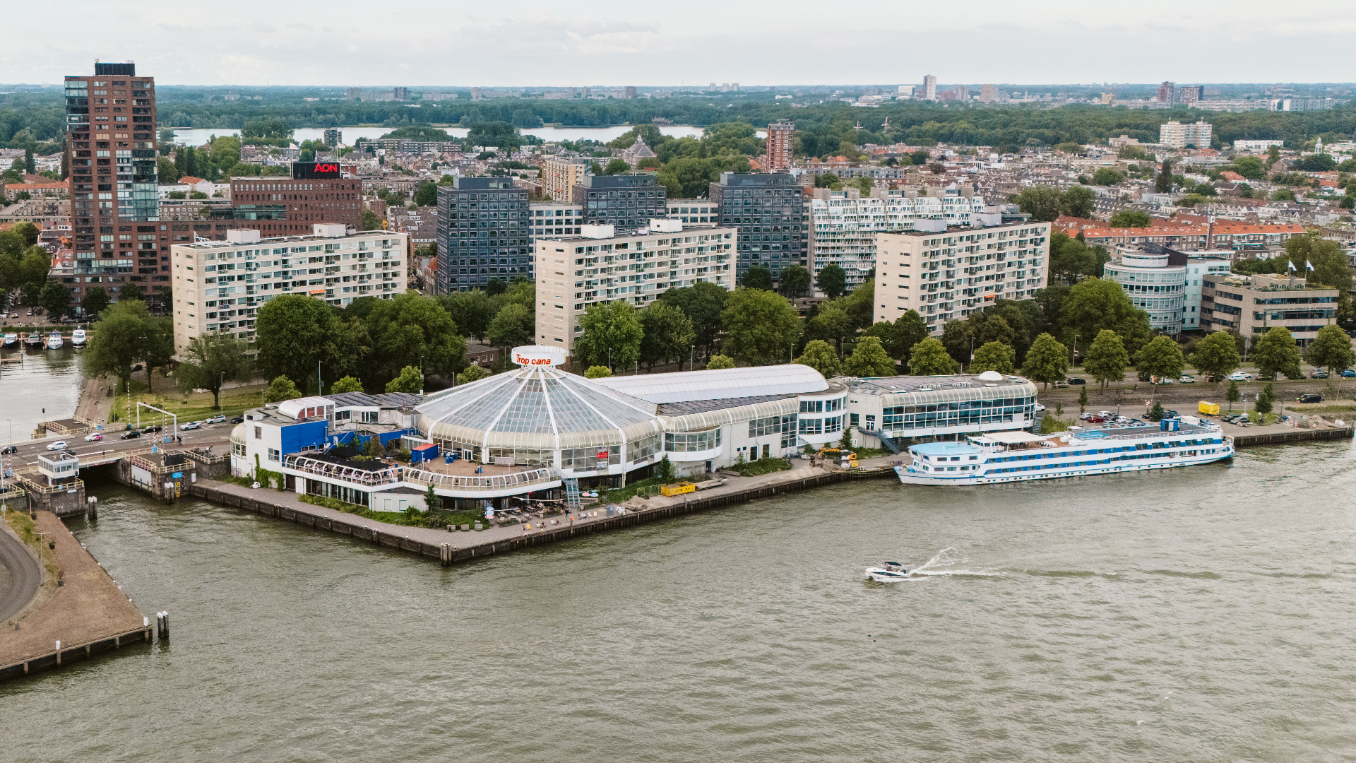 BlueCity zit in het voormalige zwembad Tropicana aan de Maas