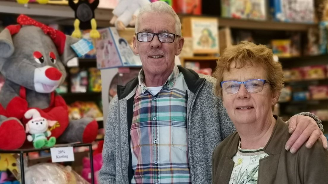 Speelgoedwinkel Van Dam in Boskoop heeft bekendgemaakt na 112 jaar te stoppen. Eigenaren Piet (68) en Gerrie van Dam stoppen ermee want hun drie kinderen willen het familiebedrijf niet overnemen.