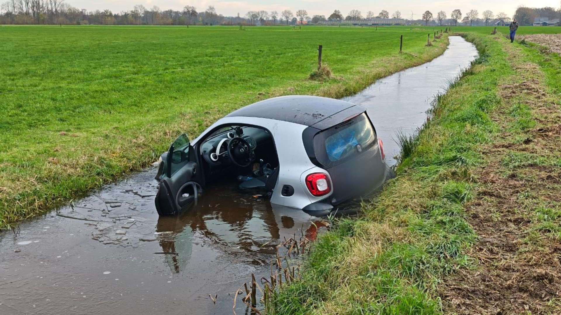 Man in auto uit sloot gehaald na rit door maisveld