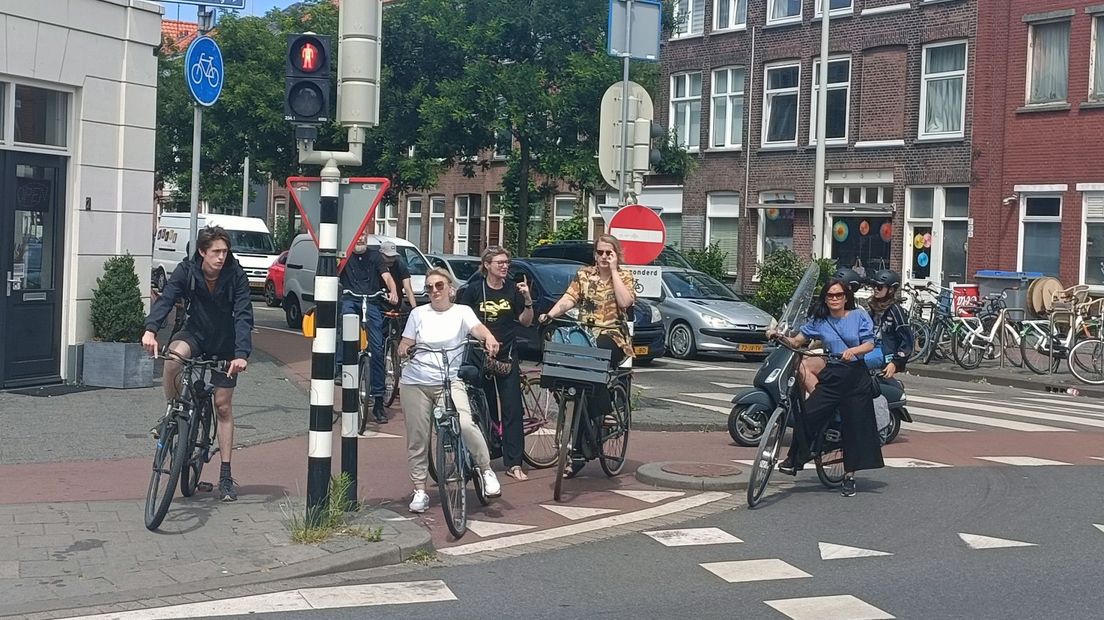Verveelde fietsers staan lang te wachten bij de Zevensprong in Den Haag