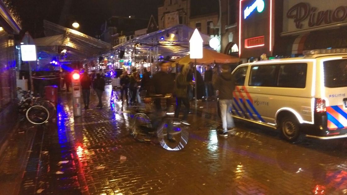 In een café aan de Molenstraat in Nijmegen zijn tijdens de koningsnacht vier mensen gewond geraakt bij een steekpartij. Het gaat om twee mannen uit Veenendaal (19 en 20 jaar), een 19-jarige Nijmegenaar en een man van 18 jaar uit Wijchen.