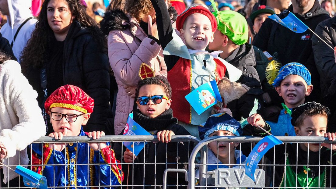 Vol verwachting kijken de kinderen uit naar de komst van Sinterklaas