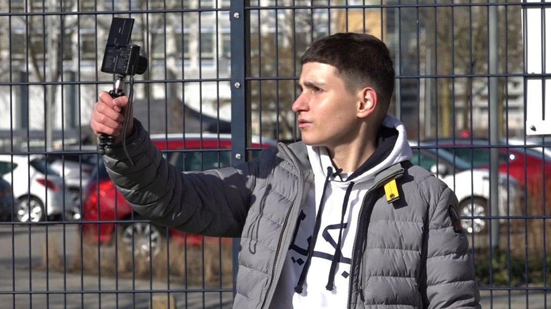 Mikail bij het Cruyff Court in Tiel.