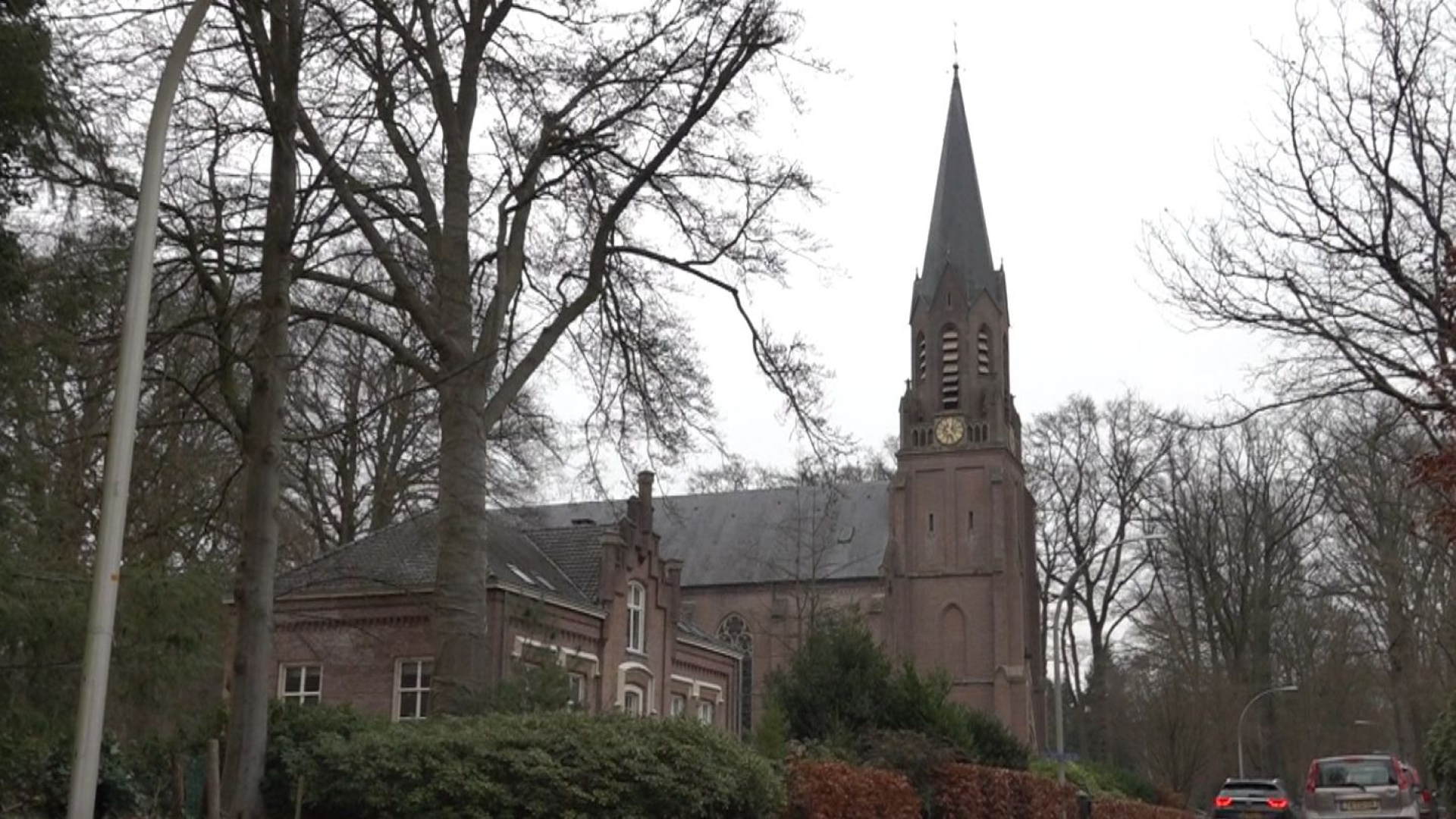Bewoners en anonieme financier willen hotel in kerk voorkomen
